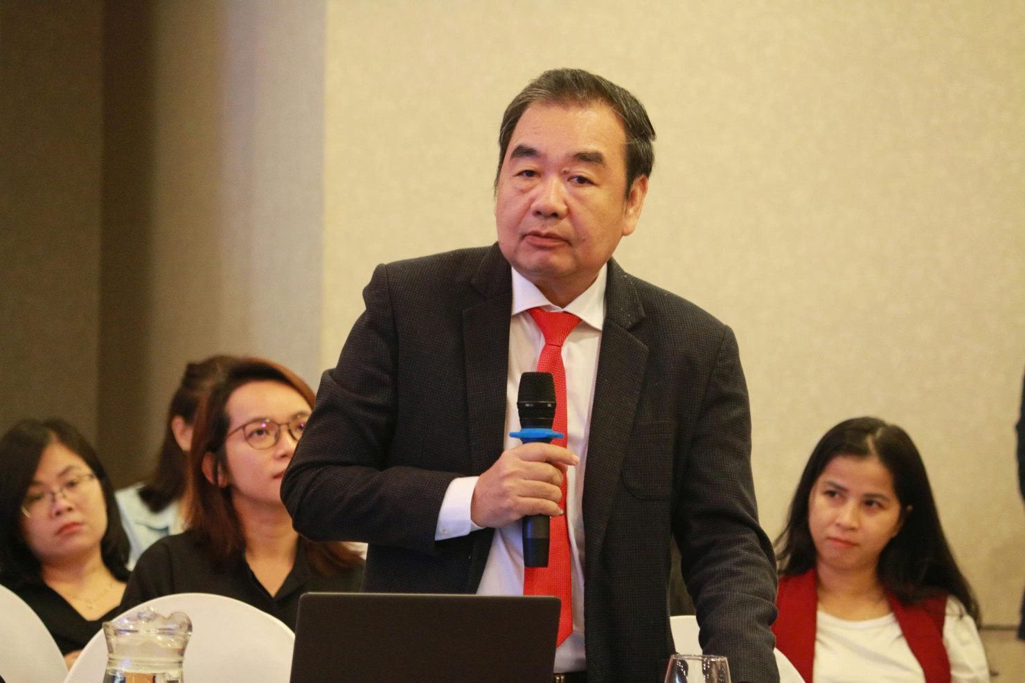 PGS.TS. Lê Vũ Nam – Giảng viên cao cấp, Phó Hiệu trưởng Trường Đại học Kinh tế – Luật, Đại học quốc gia TP. Hồ Chí Minh, Trọng tài viên Trung tâm Trọng tài Quốc tế Việt Nam.